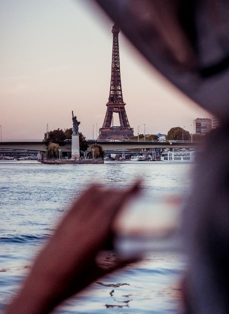 crociera con aperitivo sulla Senna a Parigi davanti alla Torre Eiffel