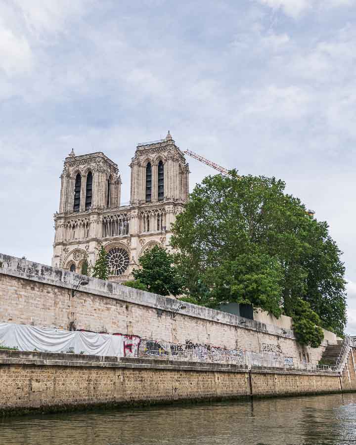 crociera privata sulla Senna a Parigi davanti a Notre Dame de Paris